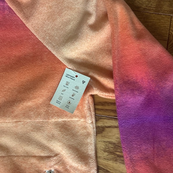LIV Outdoor light weight fleece size Medium NWT - Picture 4 of 6